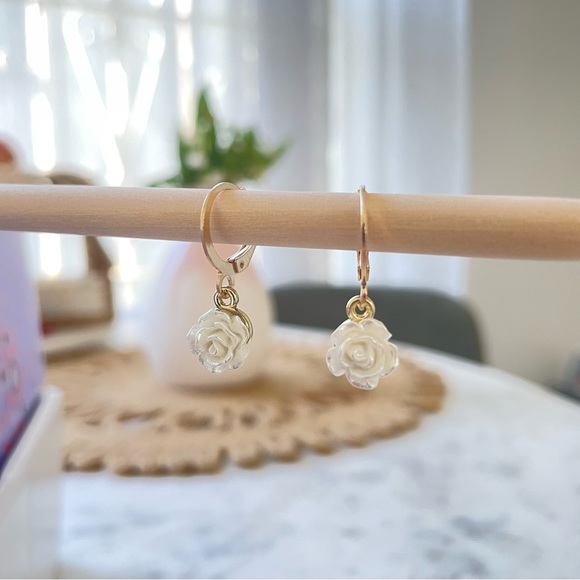 Mother’s Day Special 🌸🌺🌼 Adorable Elegant White Flower Pendant Dangle Earring - Picture 3 of 11